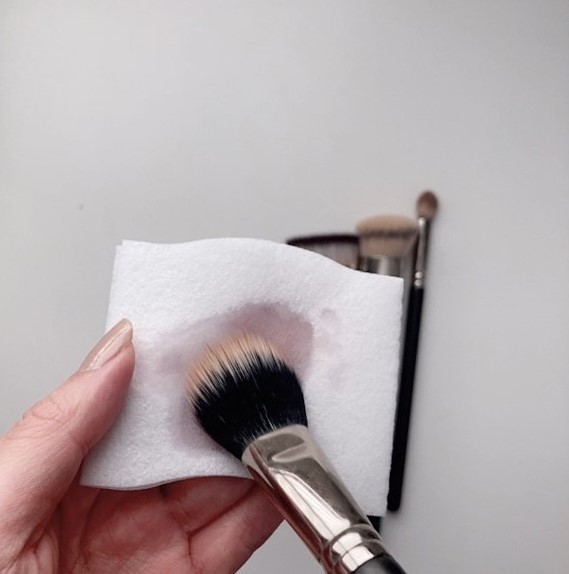 チークブラシの洗い方　ブラシクレンザーの使い方