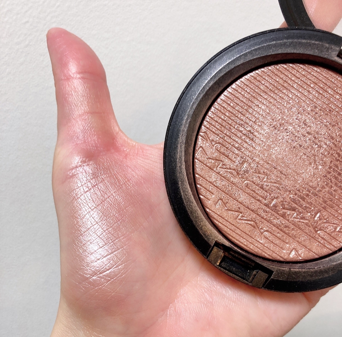 MAC ハイライト色選びは？つやつやエクストラディメンションをレビュー 