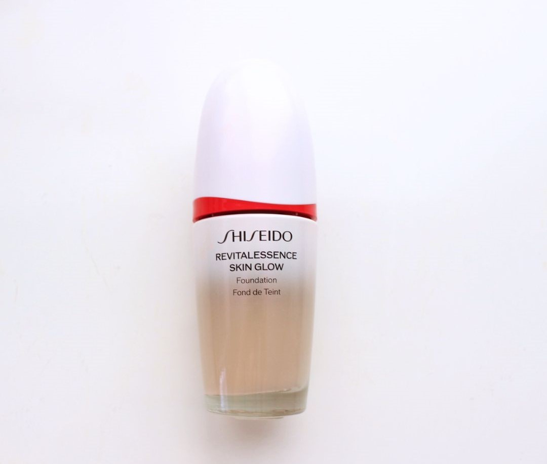 SHISEIDO　エッセンススキングロウ　ファンデーション