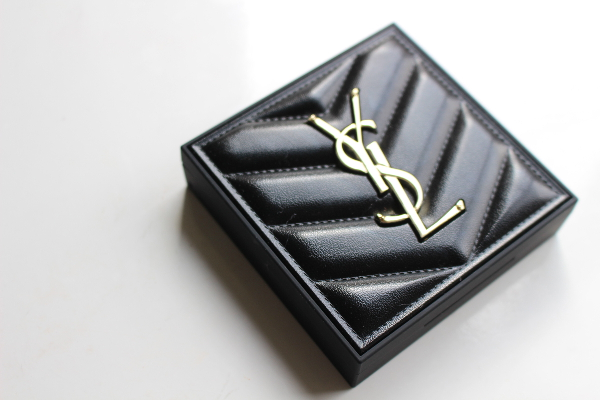 YSL フェイスパウダー　プレゼントにおすすめ
