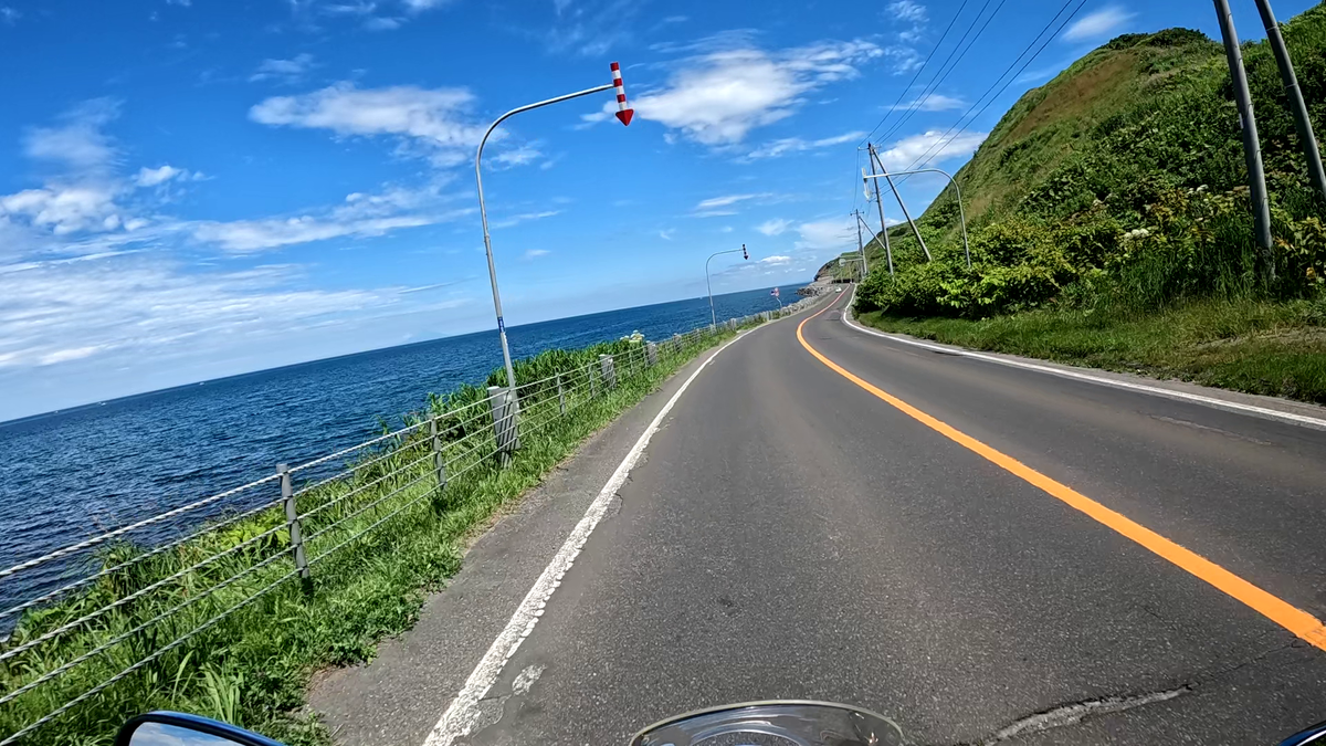 初山別への海沿いの道