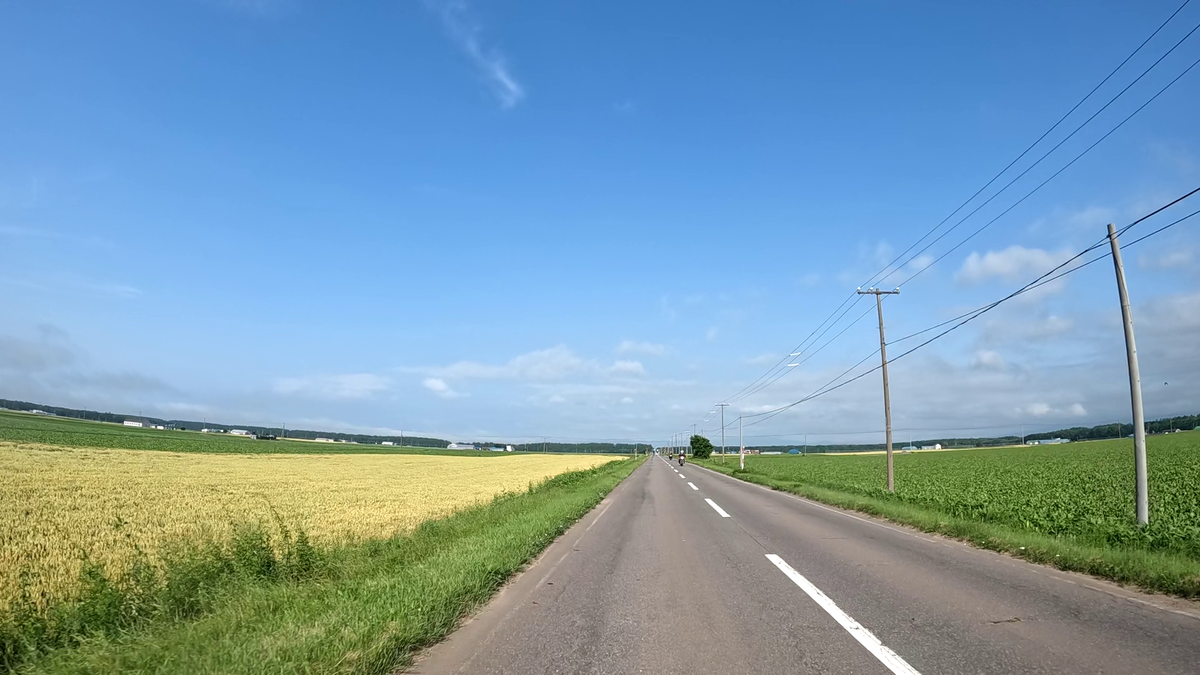 直線道路と知床連山