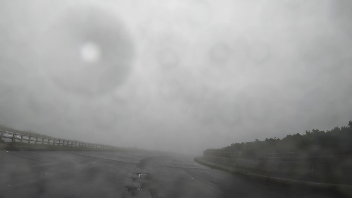 雨の知床峠展望台