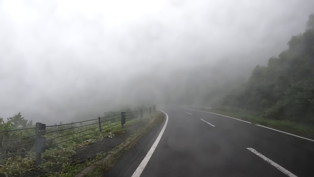 霧の知床横断道路