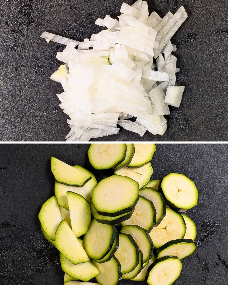 ズッキーニと玉ねぎを切る様子