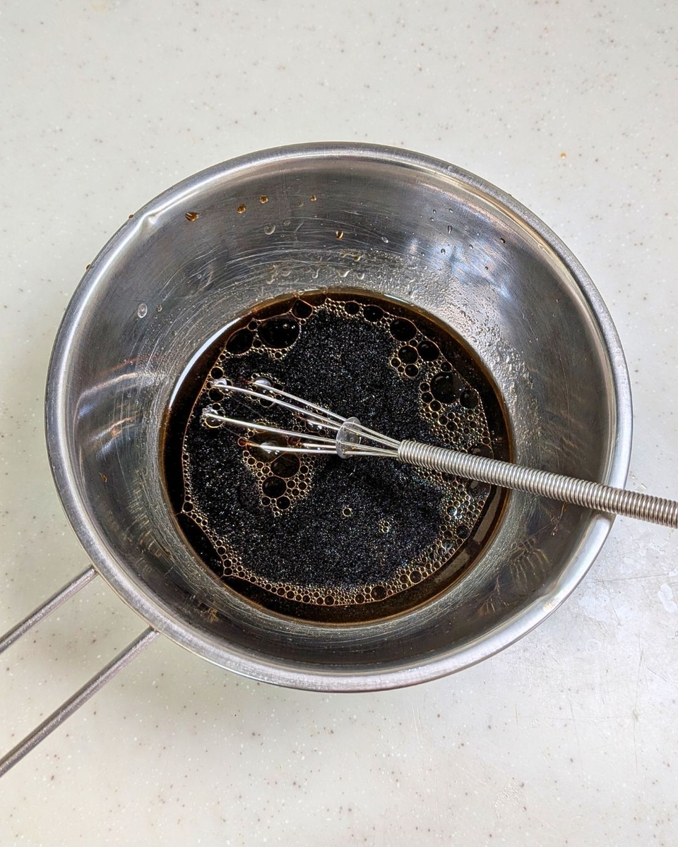 冷やし中華のタレを混ぜる様子