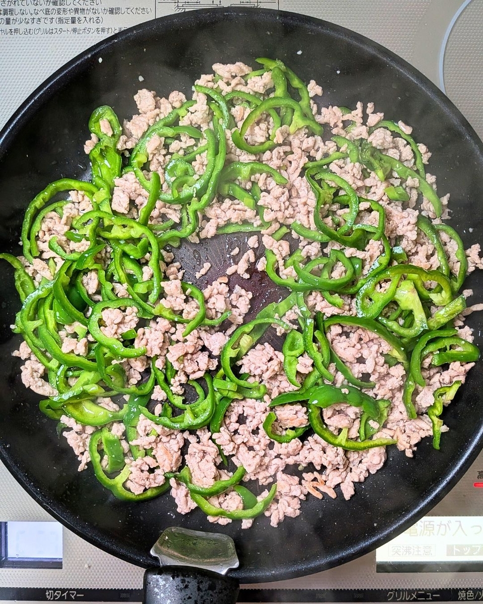 ひき肉を炒めピーマンを加えた画像