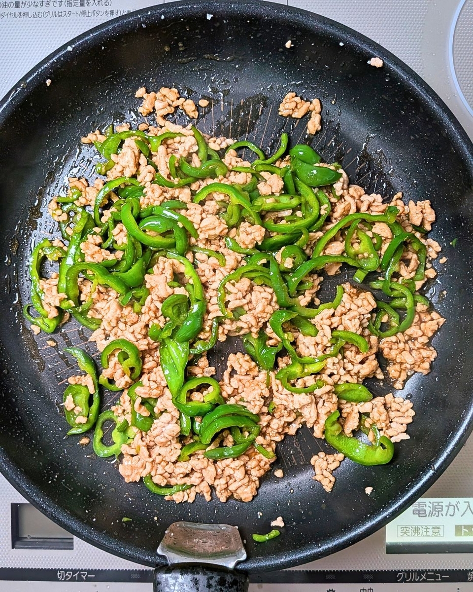 
調味料を加えて炒めている画像