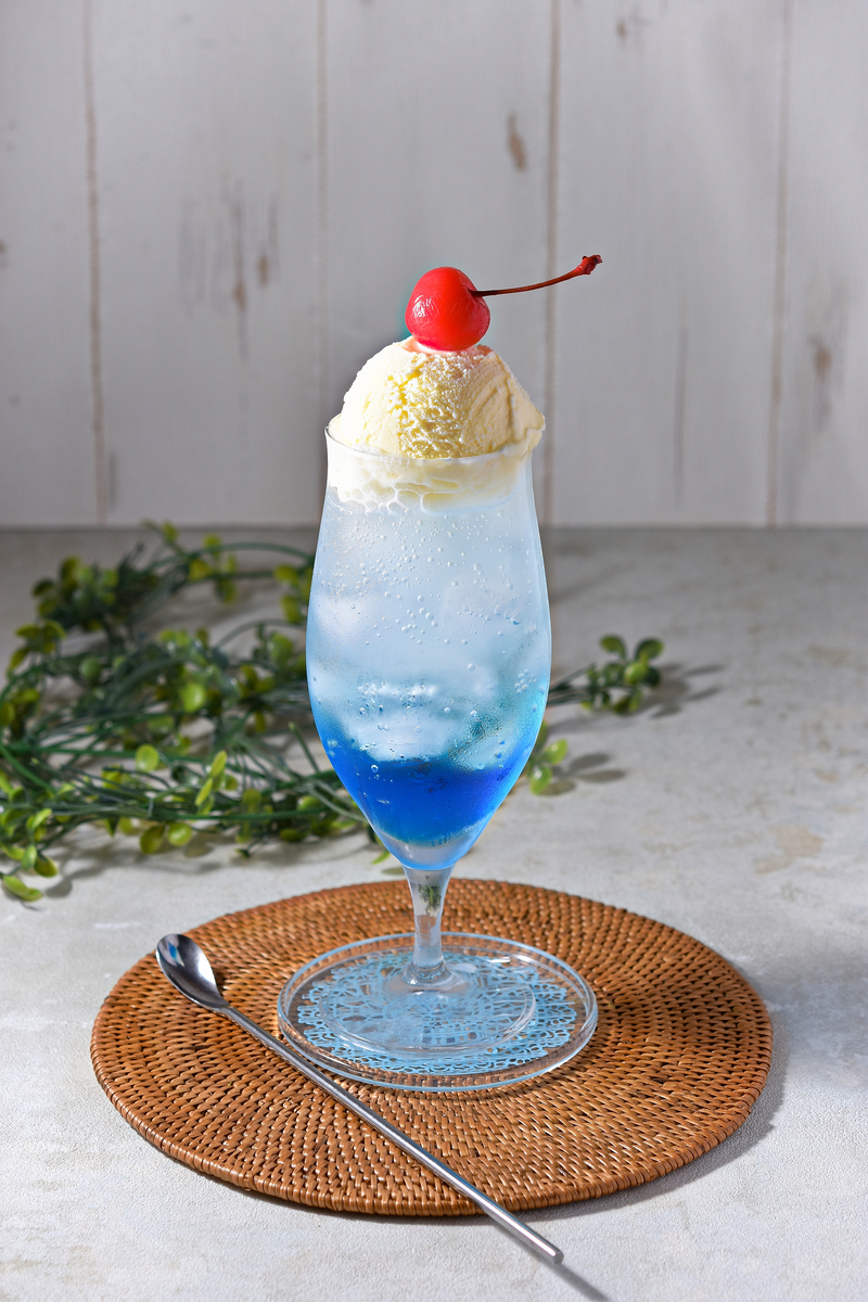 今週のおやつ【青いクリームソーダ】の写真