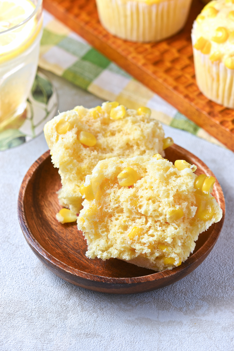 とうもろこし蒸しパンを割った写真