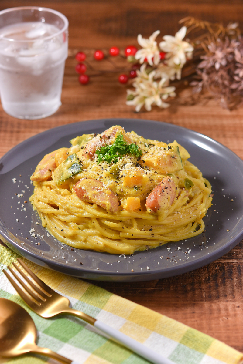 かぼちゃのカレークリームパスタを盛り付けた様子