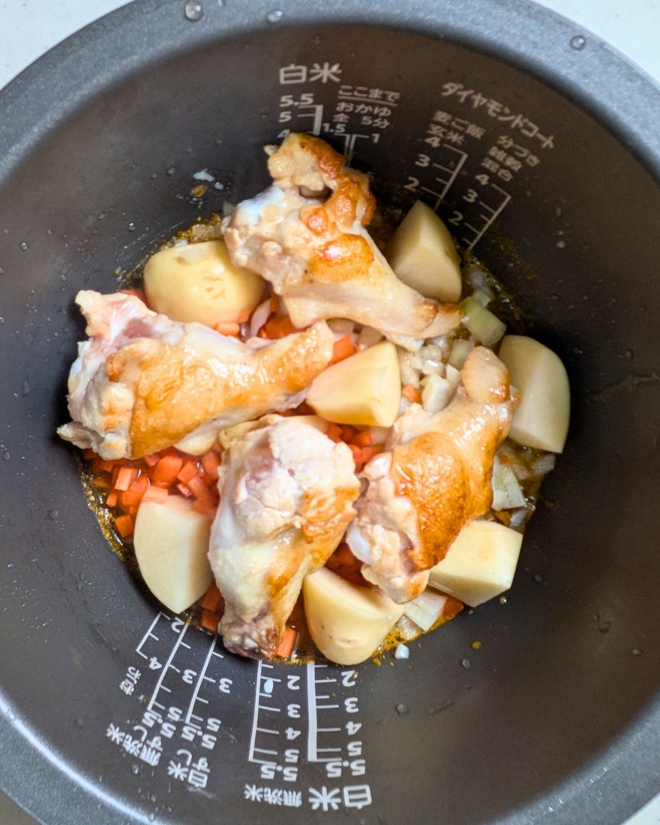 炊飯器に材料を入れる