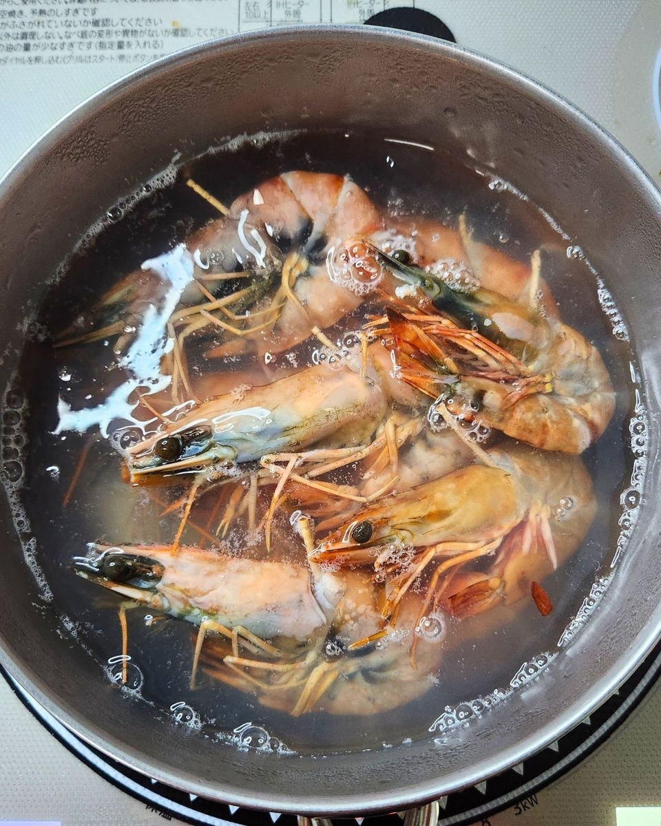えびを塩茹でする工程