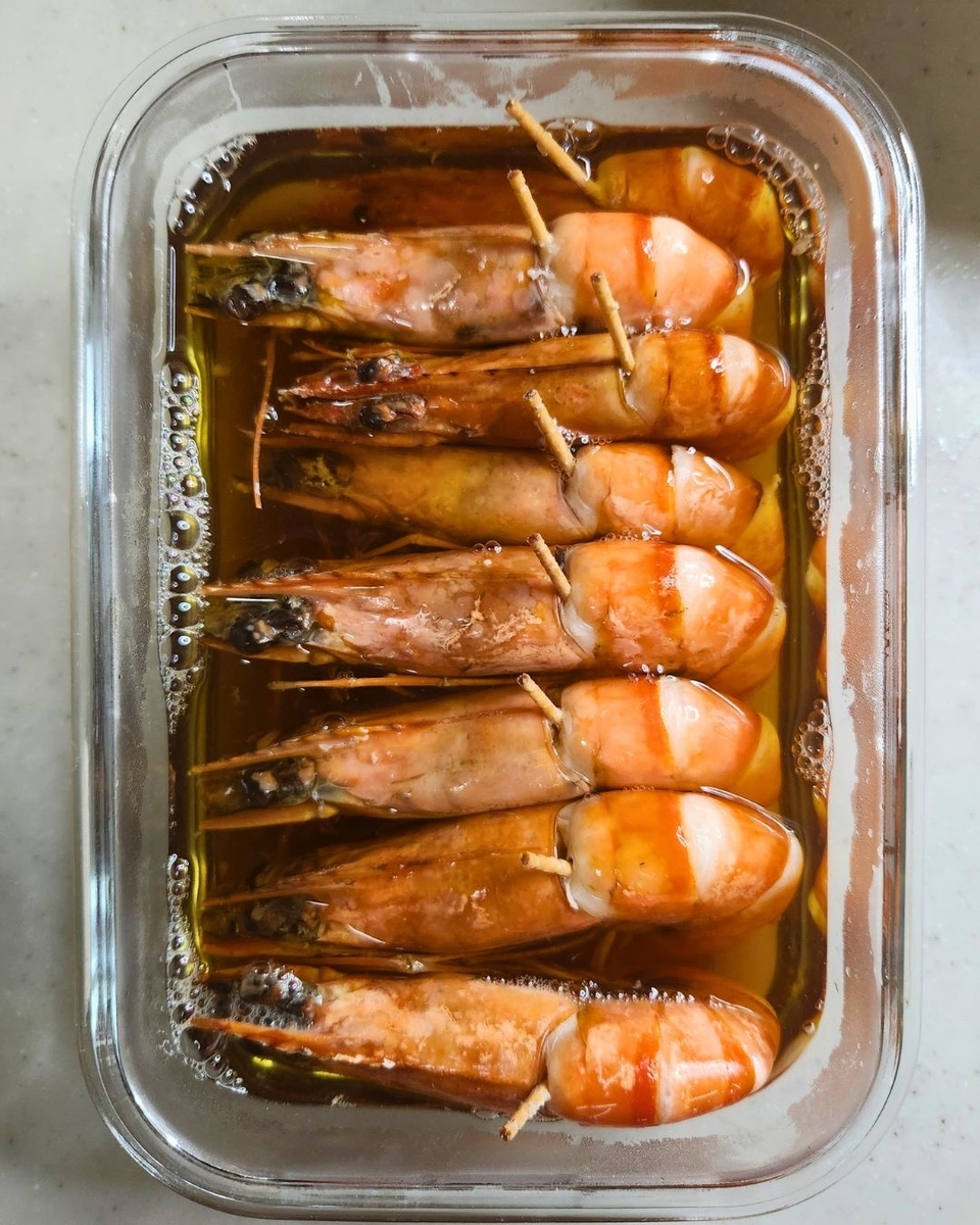 えびを漬けて味を含ませる工程