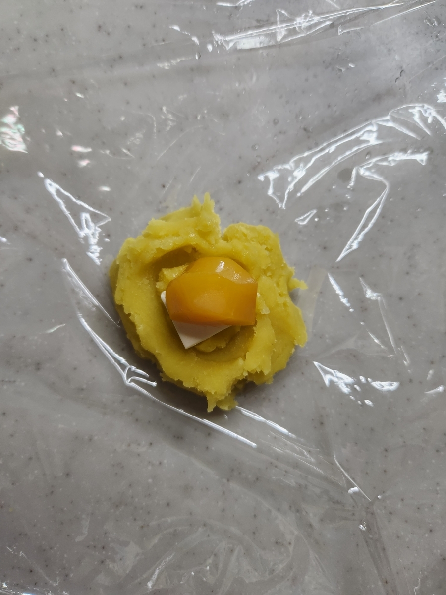 チーズと栗を包む工程