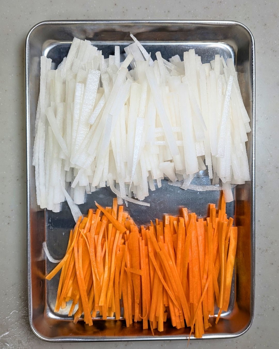 大根とにんじんを細切りにする工程