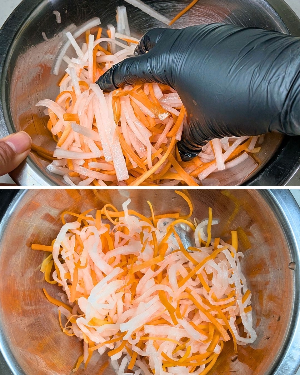 大根とにんじんを塩もみする工程