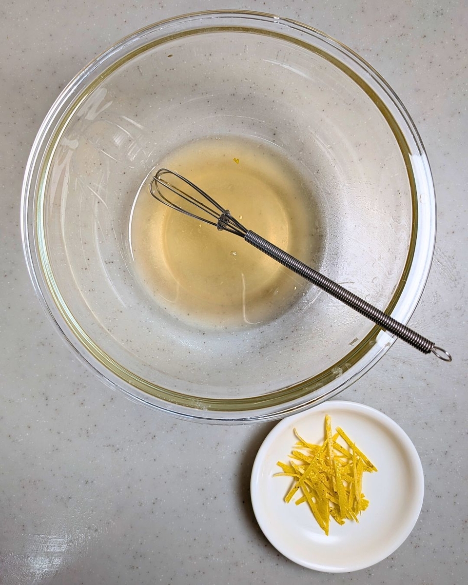 柚子皮を刻み合わせ酢を作る工程