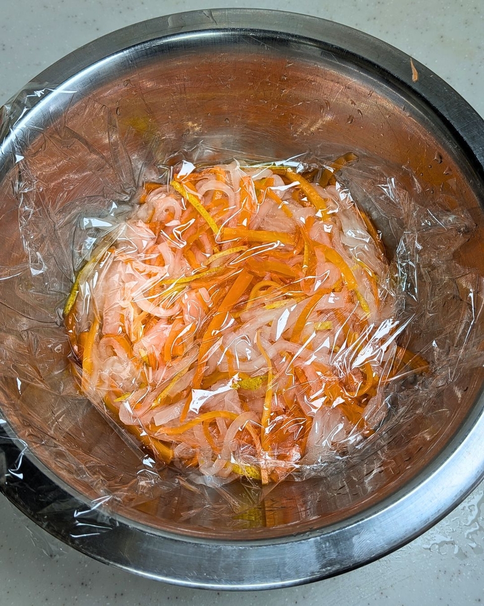 紅白なますを和えて味をなじませる工程