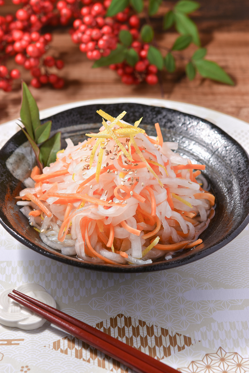 紅白なますを和えて味をなじませる工程