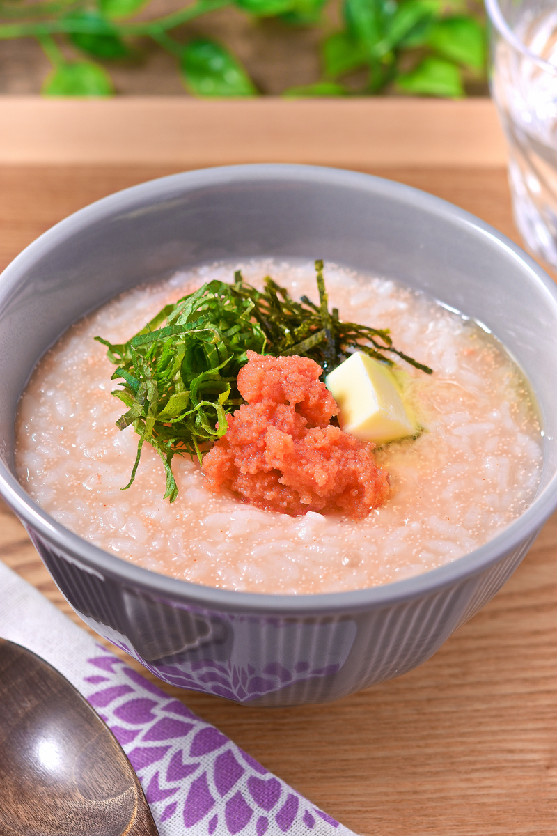 茶碗に盛り付け、明太子とバターをのせる