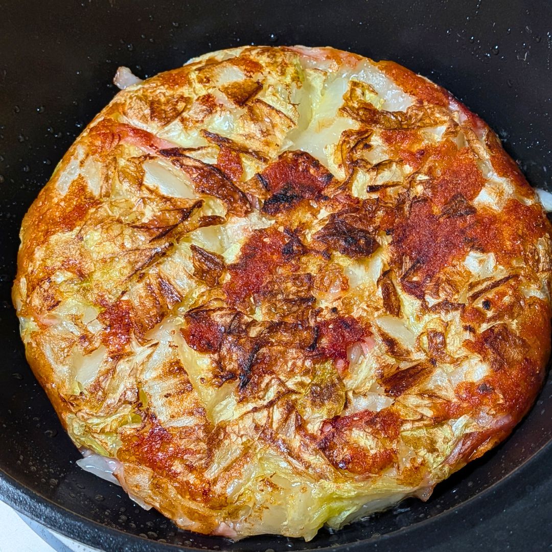焼き色のついたガレットを返す工程写真