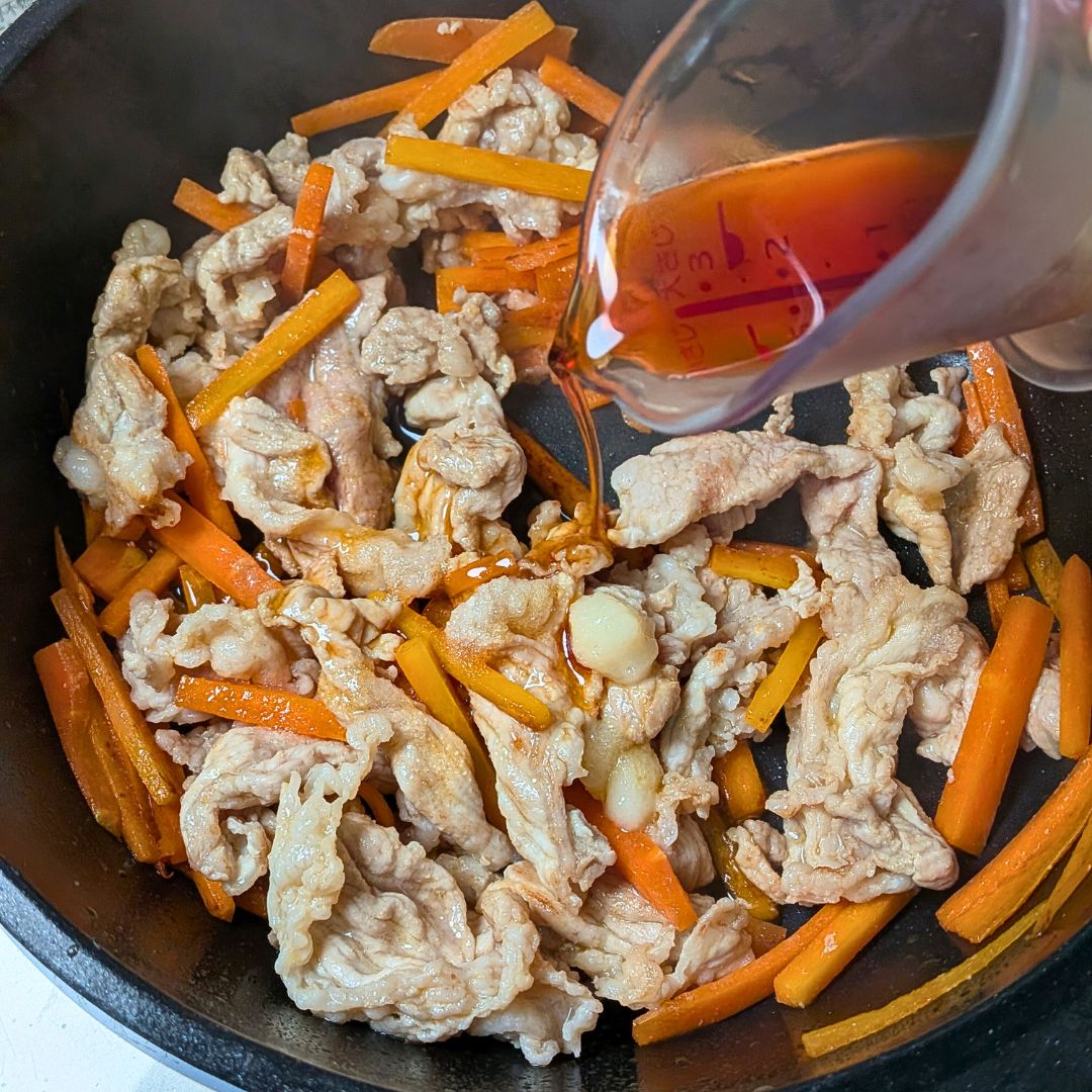 肉を炒める工程