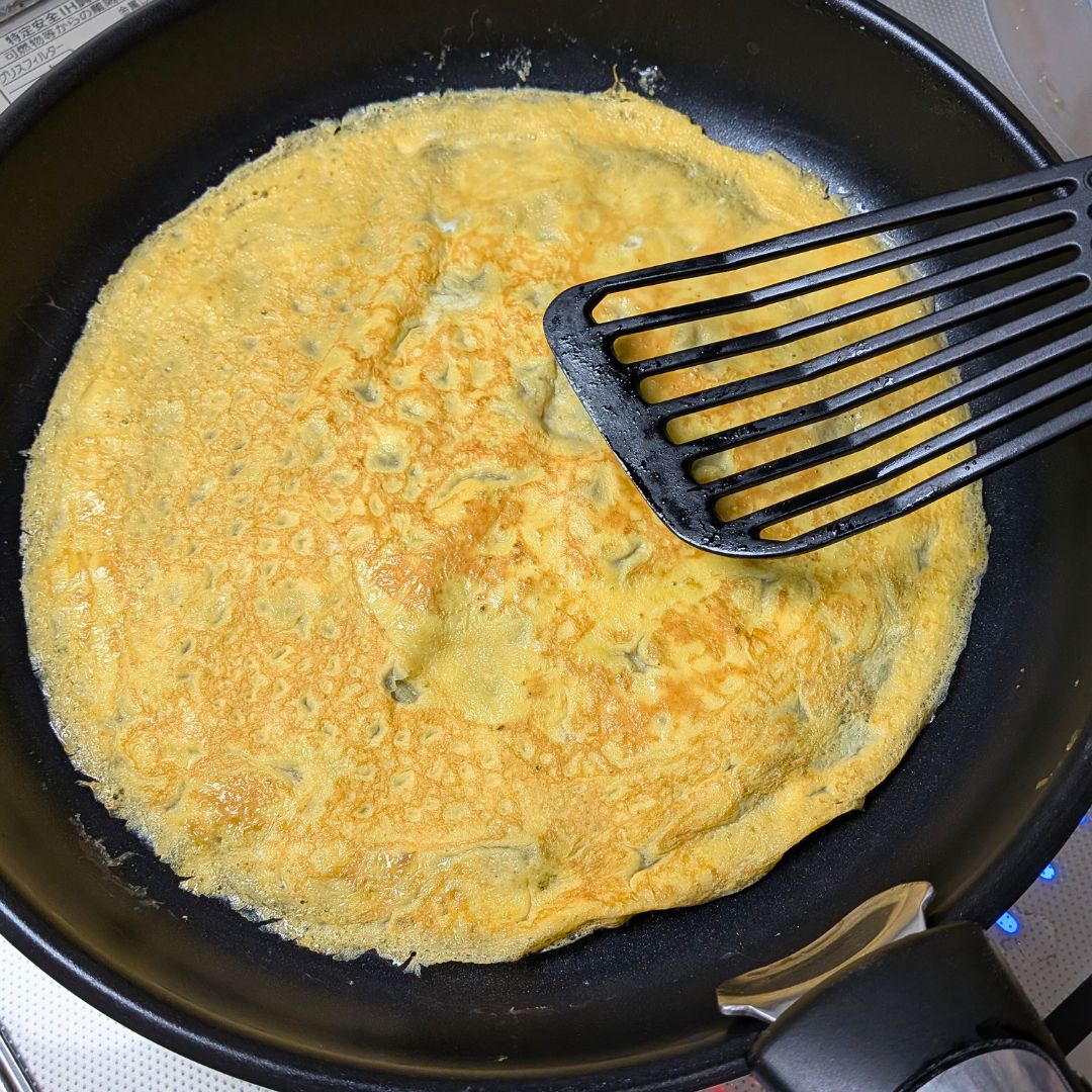 フライパンで薄焼き卵を焼く工程