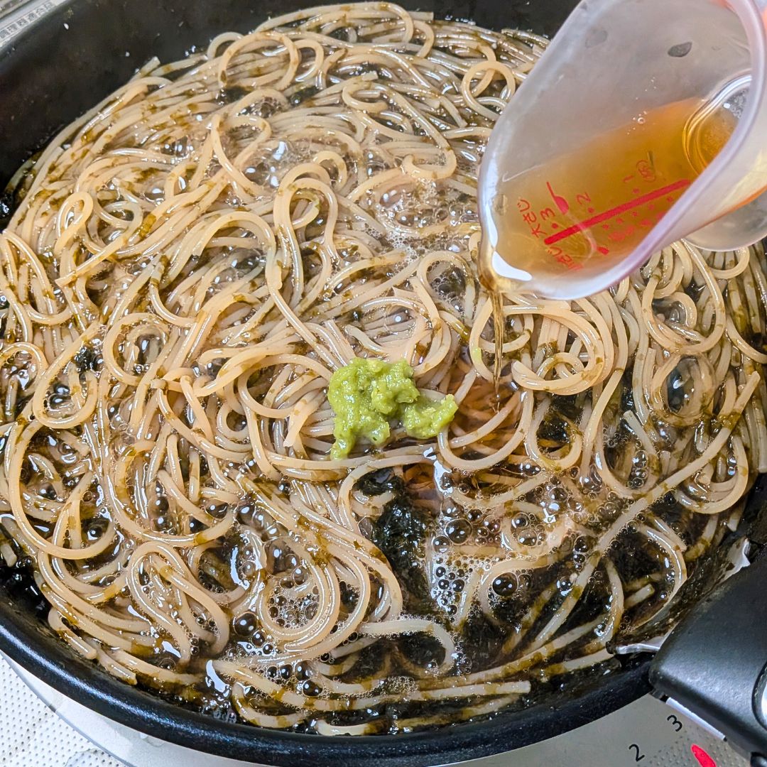 わさびとごま油を加えて仕上げる工程
