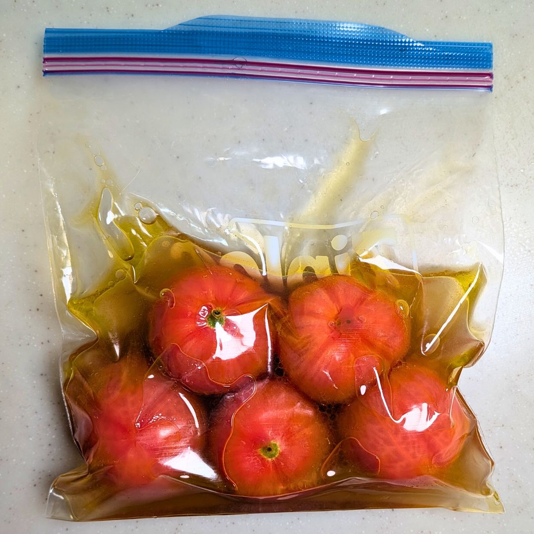 保存袋でトマトをマリネする工程