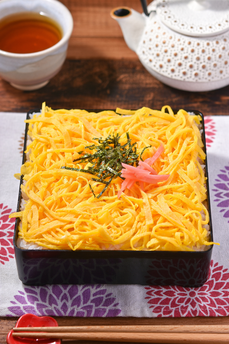 ひっくり返して完成する豪華なひな祭り隠し寿司