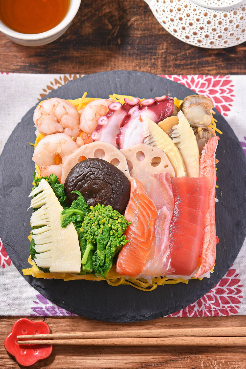 ひっくり返して完成する豪華なひな祭り隠し寿司