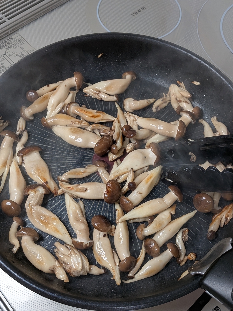 しめじを炒めて焼き色を付ける様子