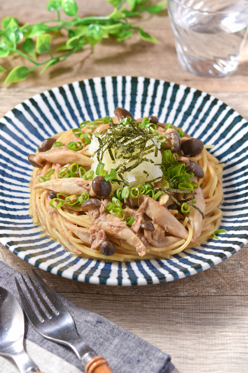 パスタを盛り付ける様子