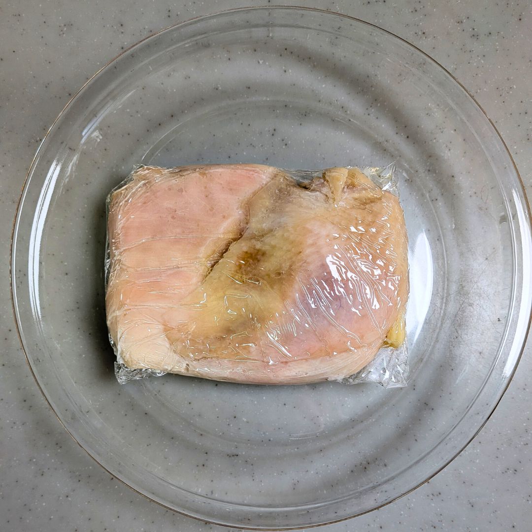 レンジ加熱後、ラップに包んだまま休ませている様子