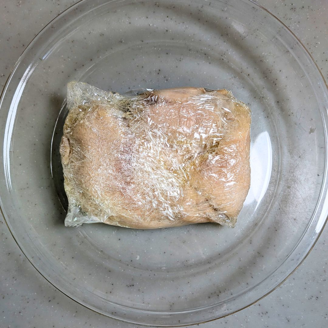 レンジ加熱後、ラップに包んだまま休ませている様子