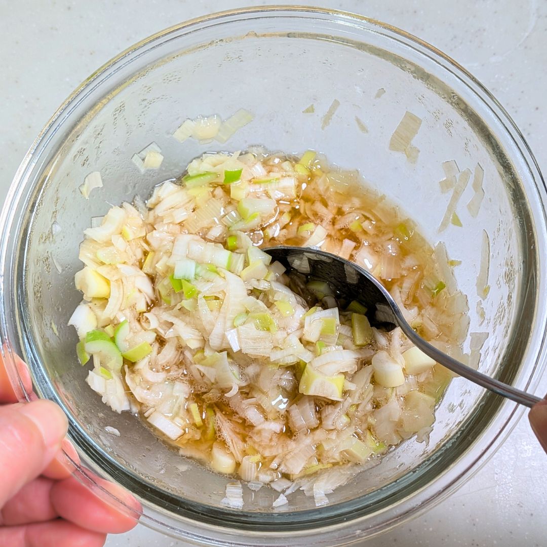 特製ねぎ塩だれを作るシーン