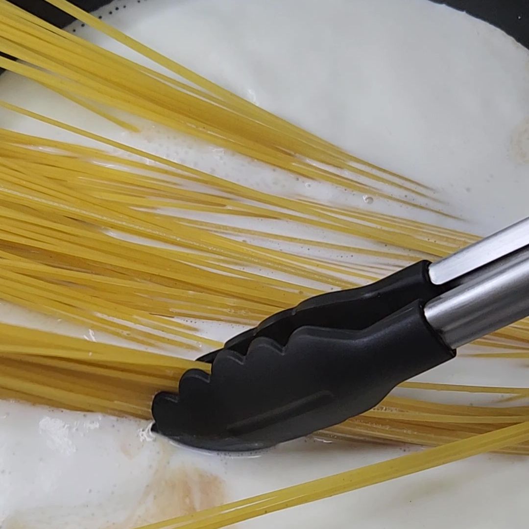 パスタをだし汁で蒸し茹でにする様子