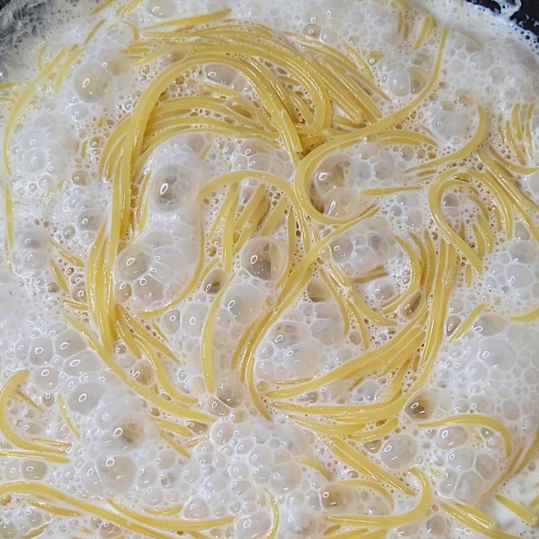 水分を飛ばしてソースを濃縮させる工程