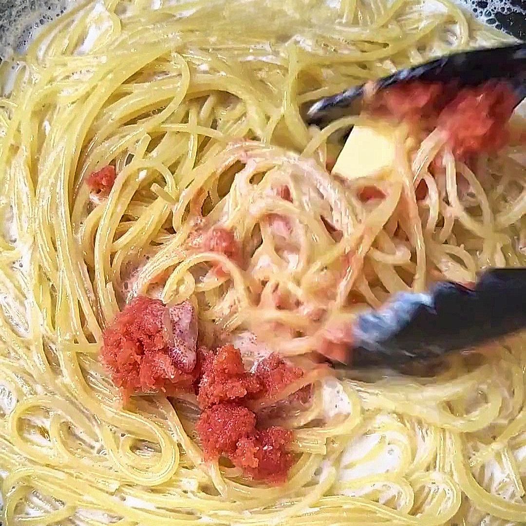 火を止めて調味料と明太子を合わせる様子