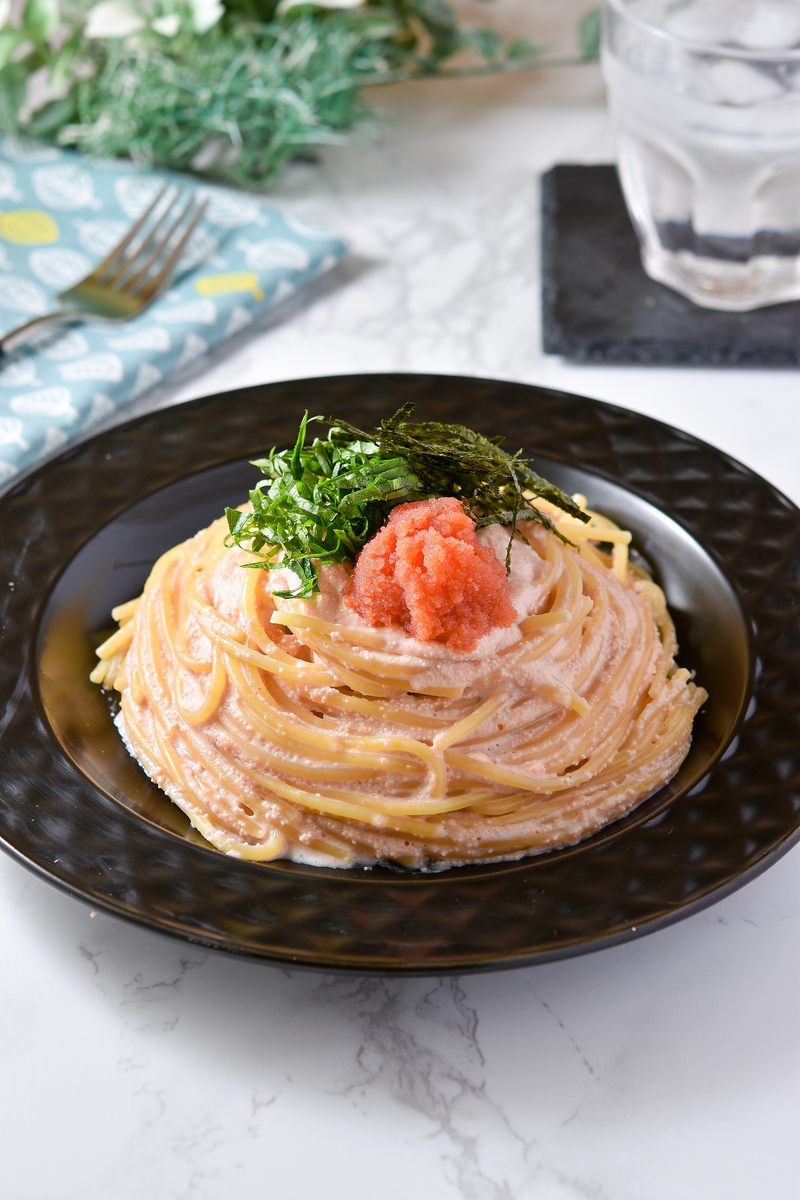 トッピングを盛り付けて完成したパスタ