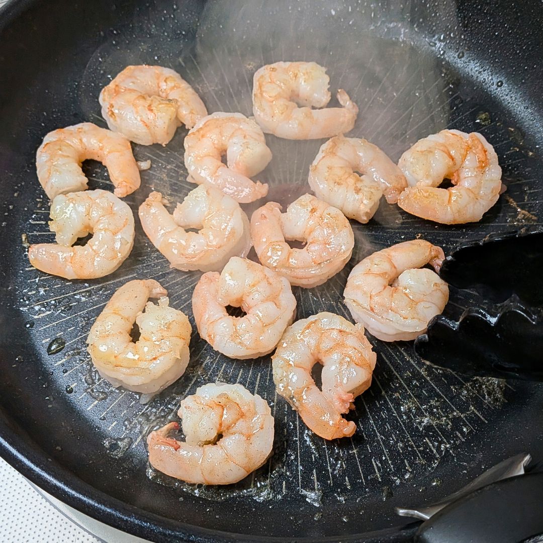 えびをフライパンで焼く工程
