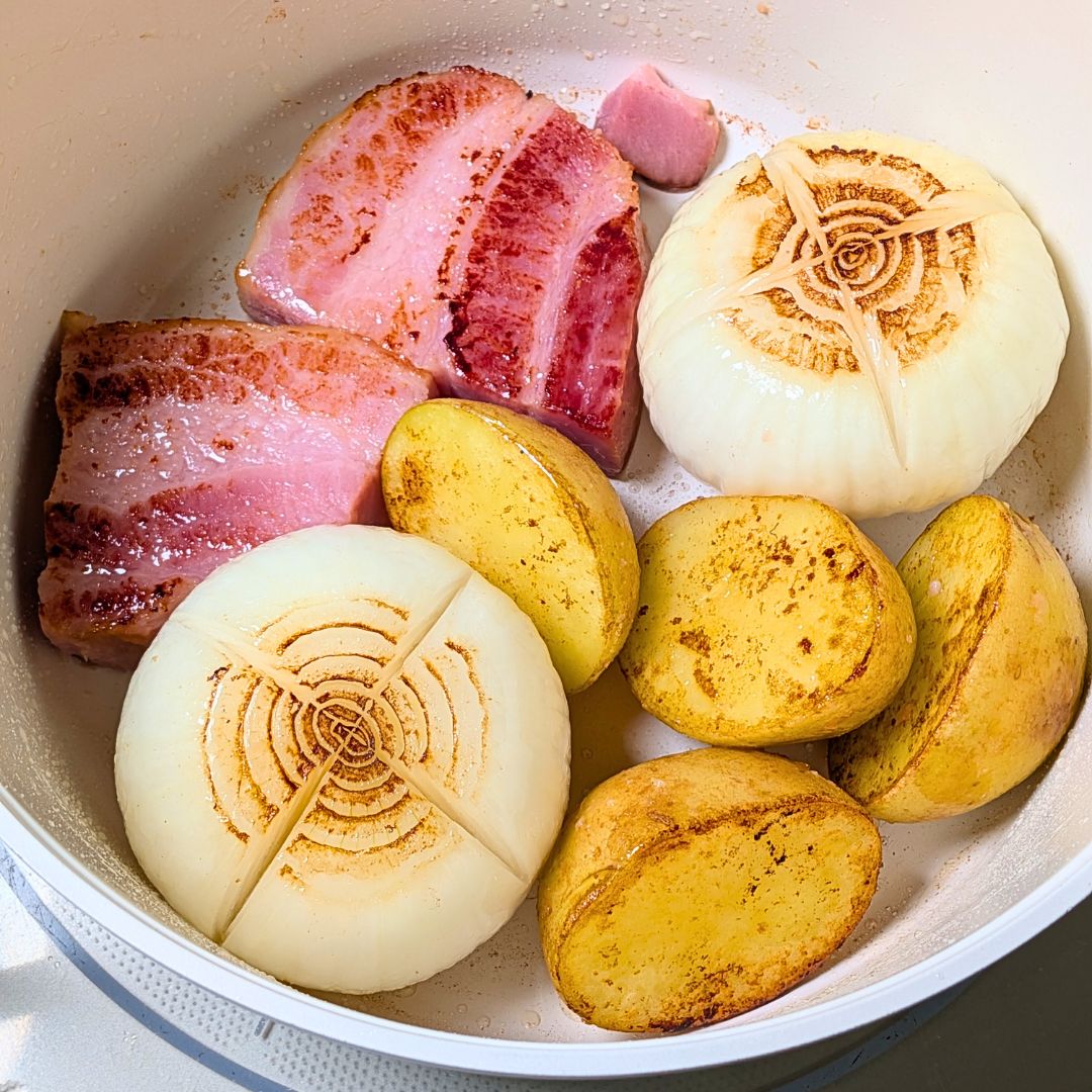 具材を焼き付ける風景