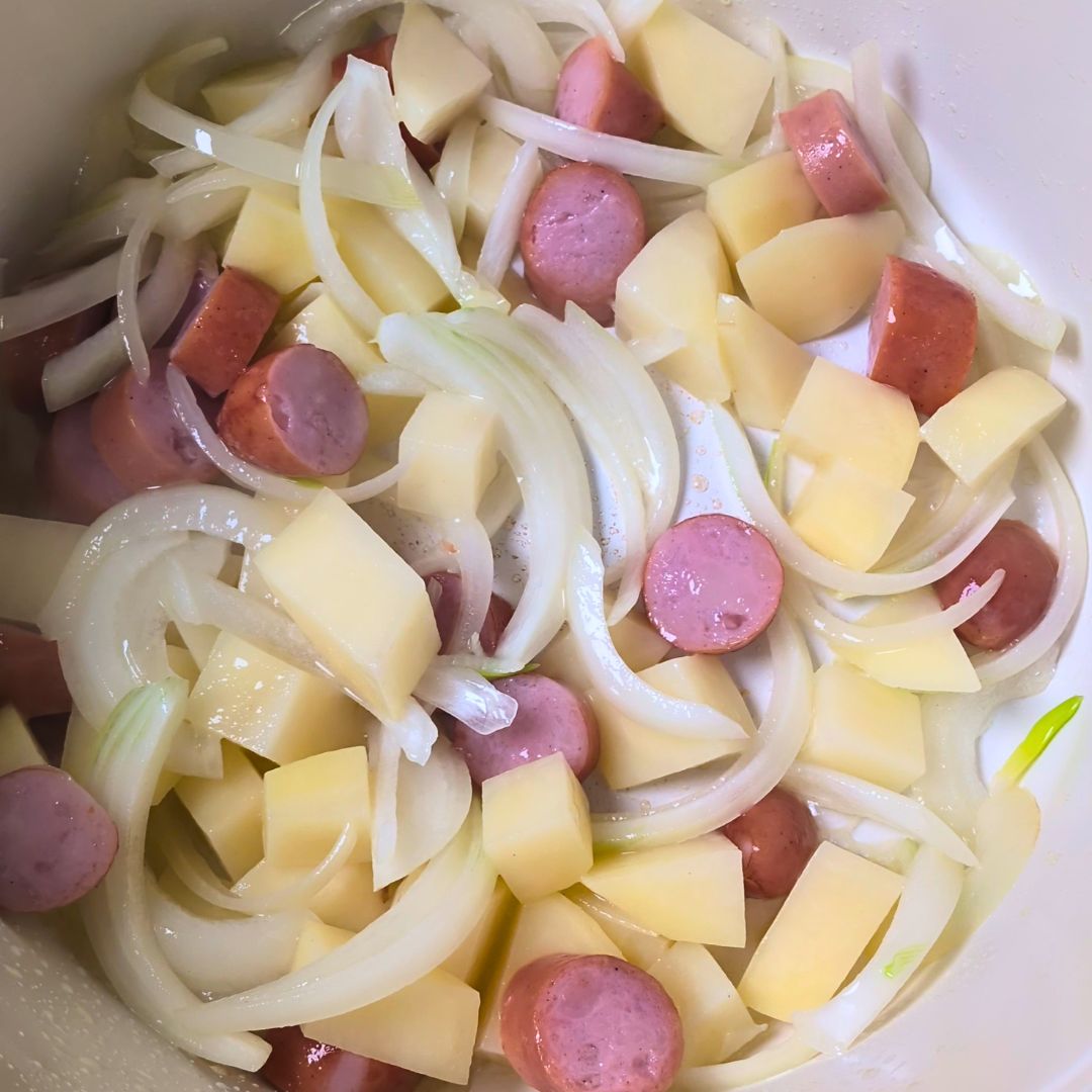 バターで野菜とウインナーを炒めるブロッコリーの簡単スープ