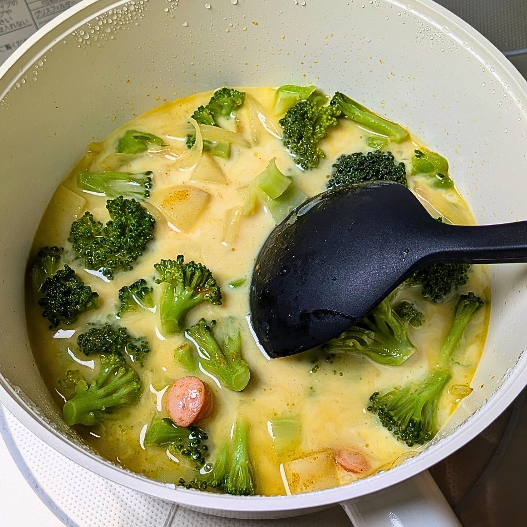 仕上げに牛乳を加えて温めるまろやかなカレーミルクスープ
