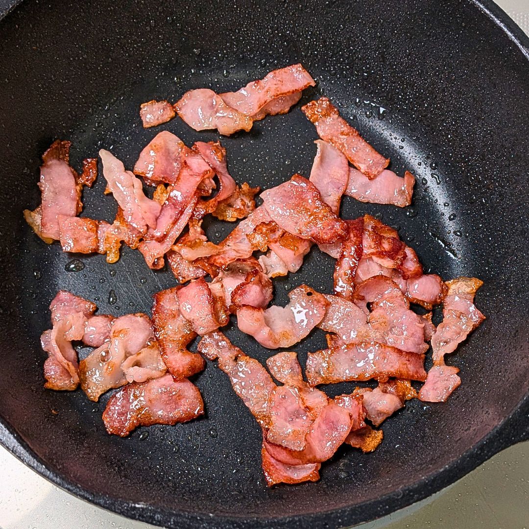 フライパンでベーコンをこんがりカリカリに焼く調理工程