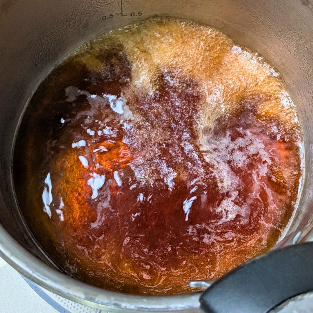 ちりめん山椒の煮汁を鍋で沸騰させる様子。簡単和食レシピ