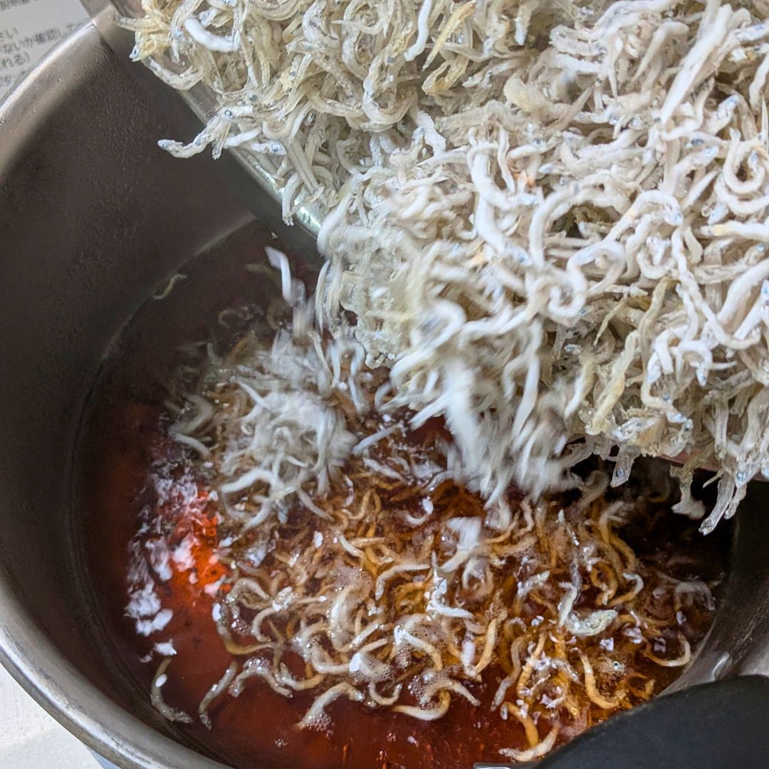 ちりめんじゃこを煮汁で煮詰める工程。手作りおばんざい