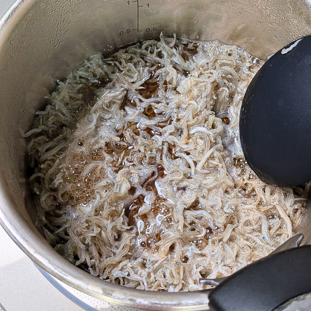 ちりめんじゃこを煮汁で煮詰める工程。手作りおばんざい