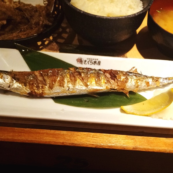 さくら水産の新さんま祭で生さんまの塩焼きと骨せんべいを楽しんできた 太陽がまぶしかったから